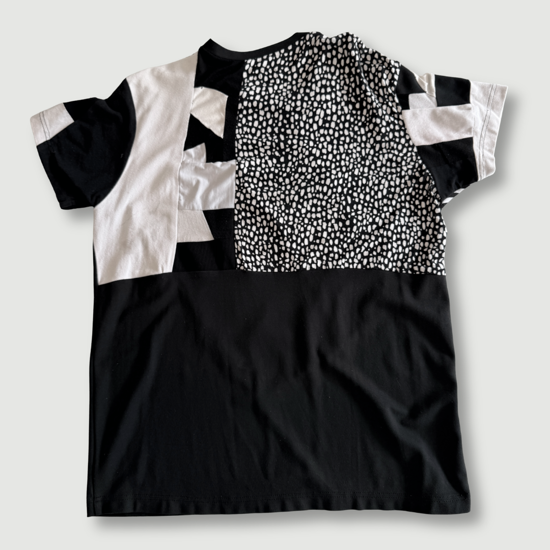 size large - preloved - black + white short sleeve tee