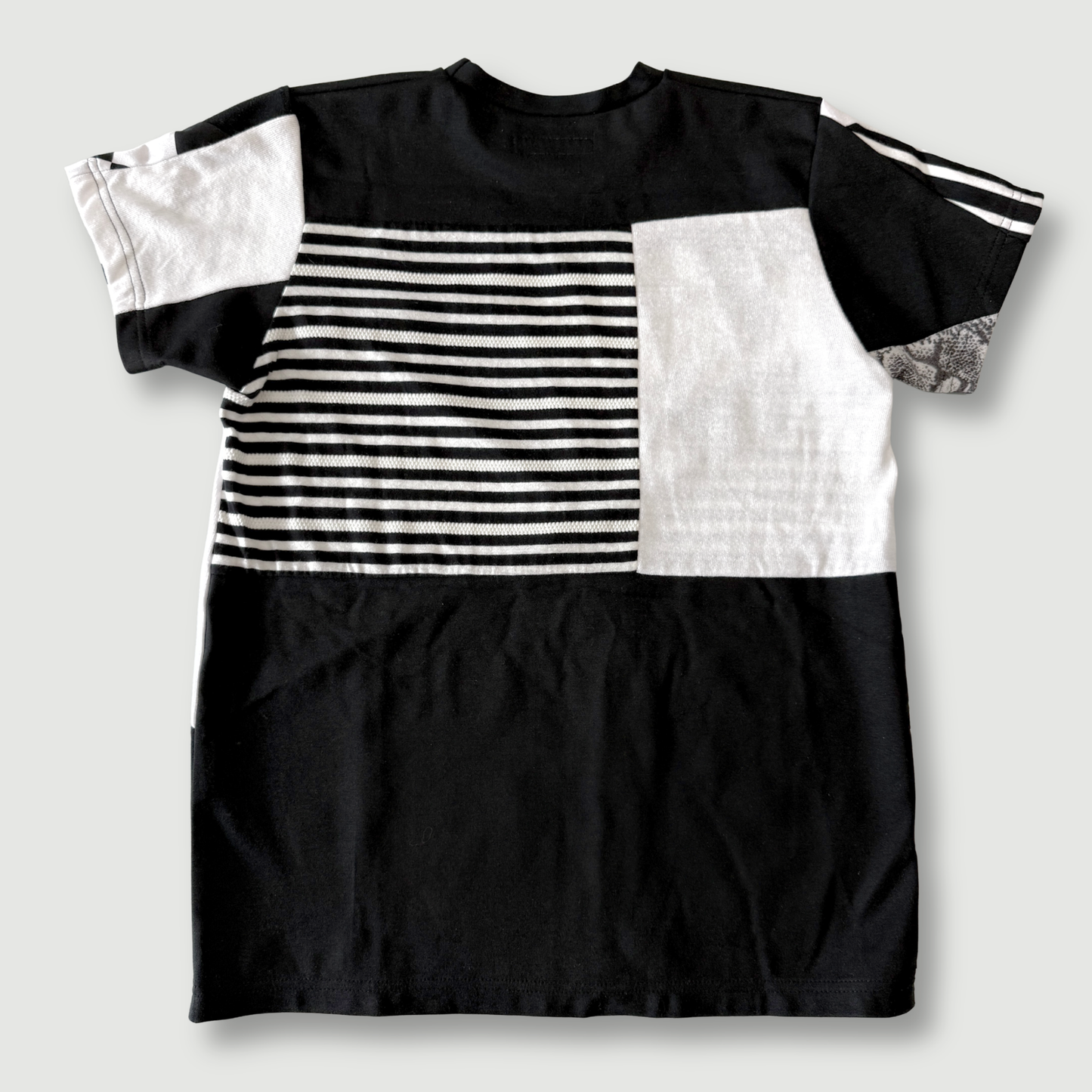size medium - sample sale - black + white tee shirt