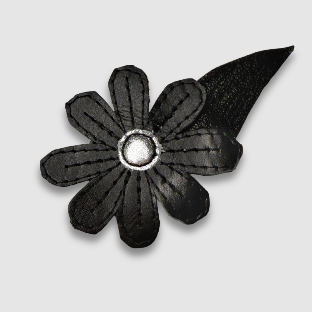 'black tie daisy' leather brooch (black)