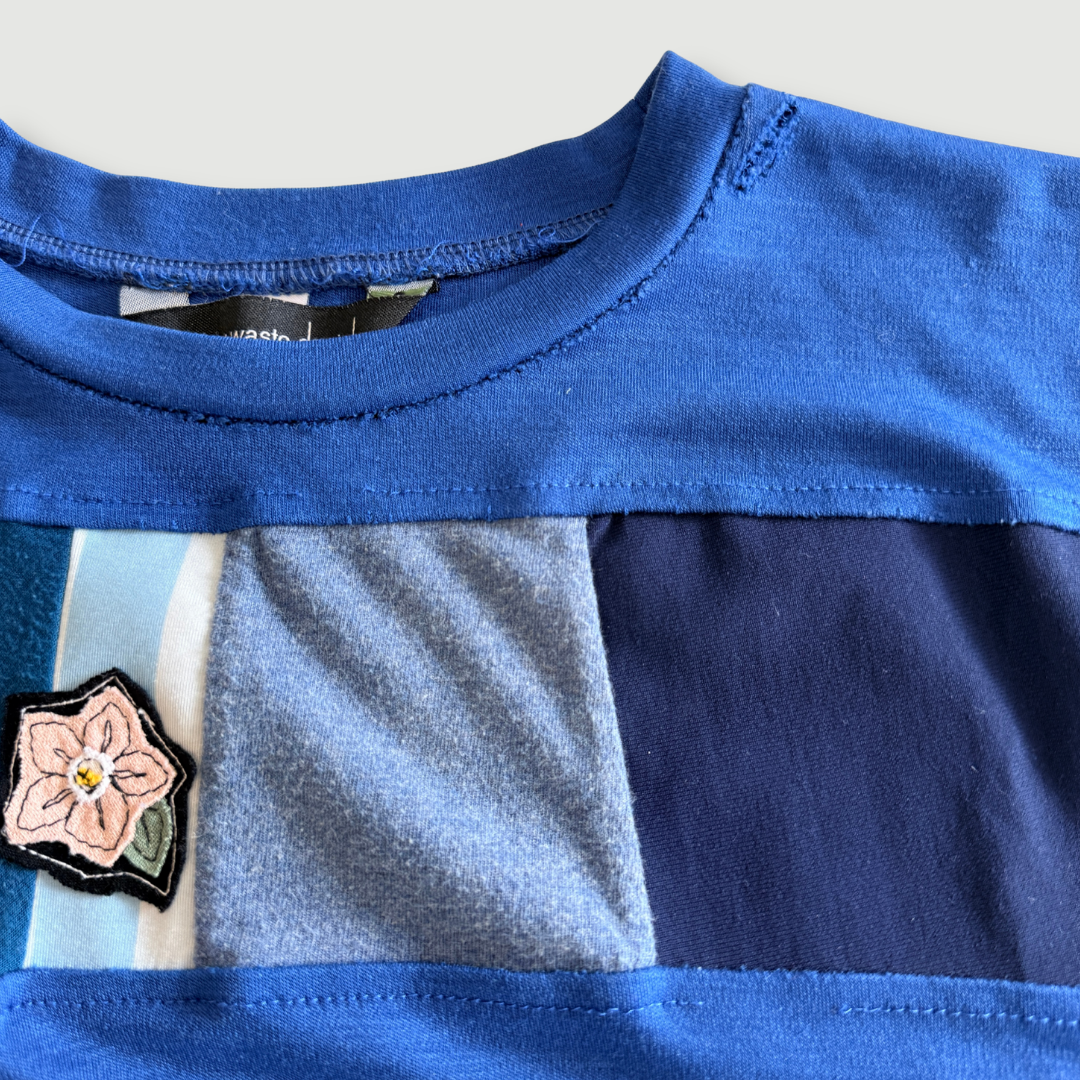 size extra small - preloved - blue striped tee with mini flower patch