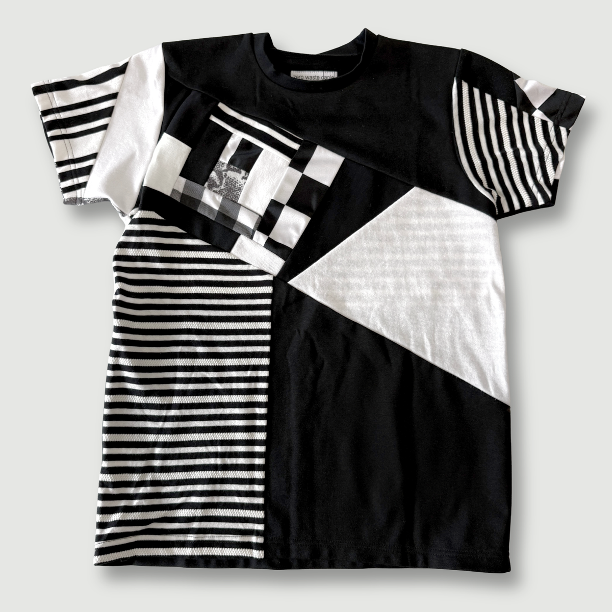size medium - sample sale - black + white tee shirt
