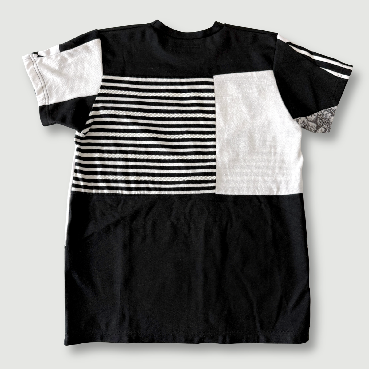 size medium - sample sale - black + white tee shirt